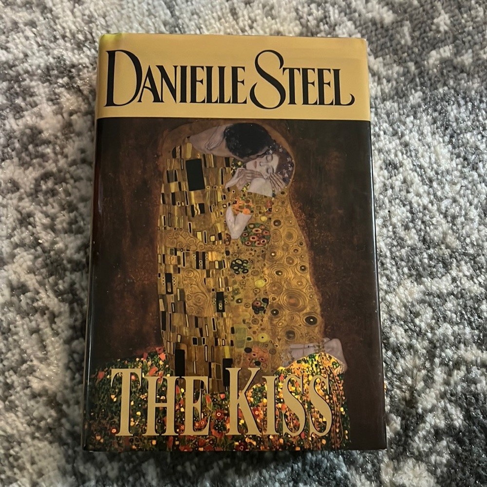 Hardback novel by Danielle Steel The Kiss